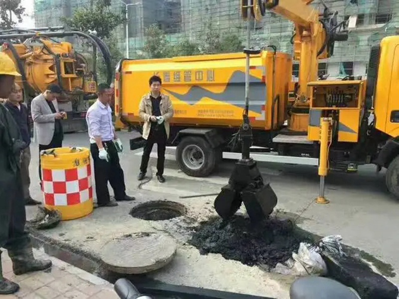 扎赉诺尔街道：网格员化身“清道夫”，为民解忧疏通“堵心”化粪池
